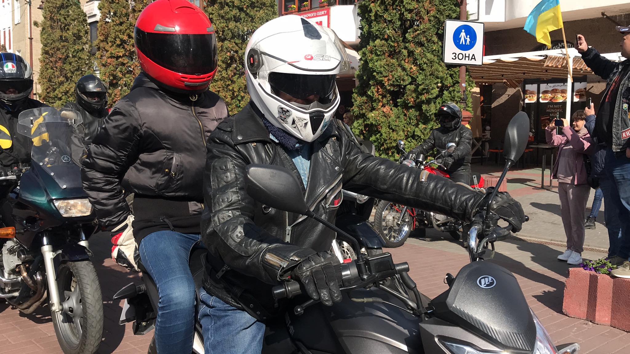 Новини Хмельницького - фото з Слухали рок і катали перехожих. Репортаж з байкерської тусовки в центрі Хмельницького Нет описания.