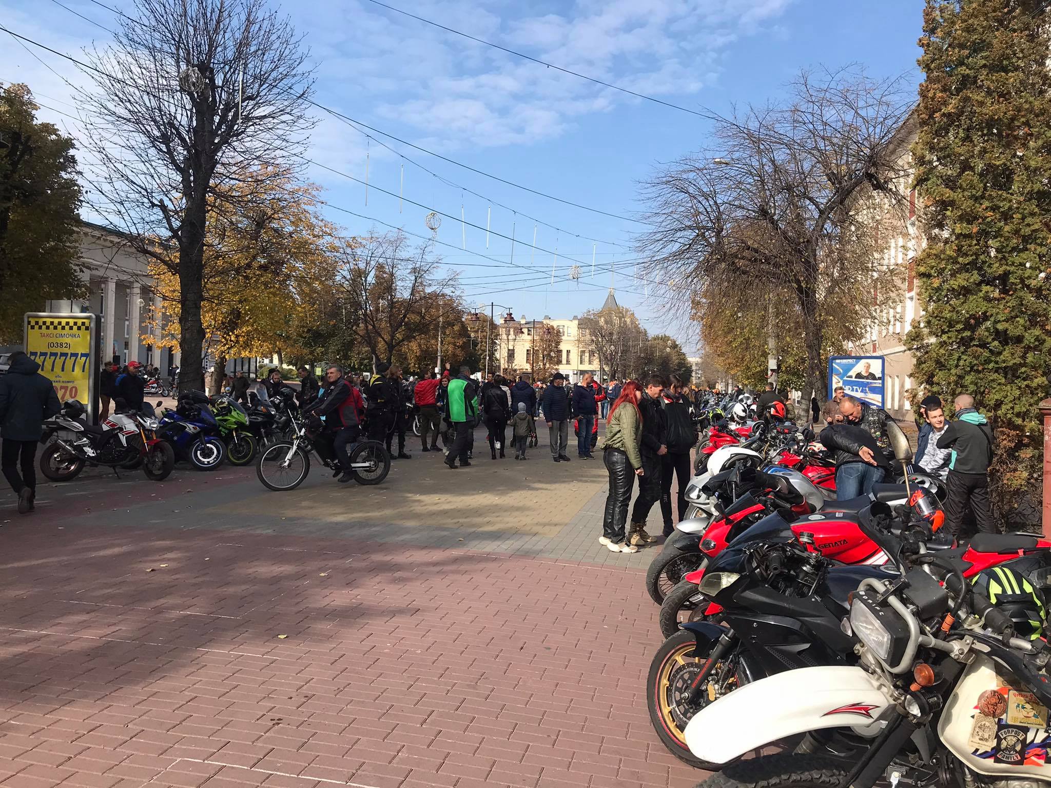 Новини Хмельницького - фото з Слухали рок і катали перехожих. Репортаж з байкерської тусовки в центрі Хмельницького Нет описания.