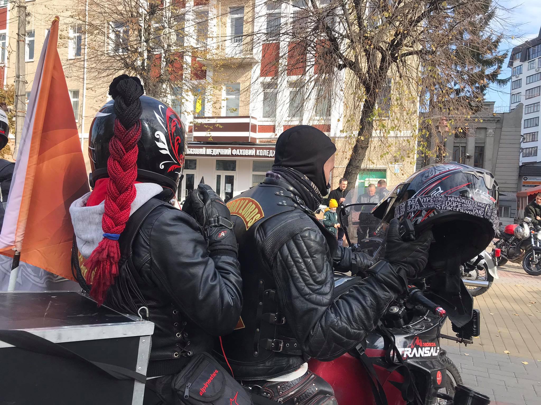 Новини Хмельницького - фото з Слухали рок і катали перехожих. Репортаж з байкерської тусовки в центрі Хмельницького Нет описания.