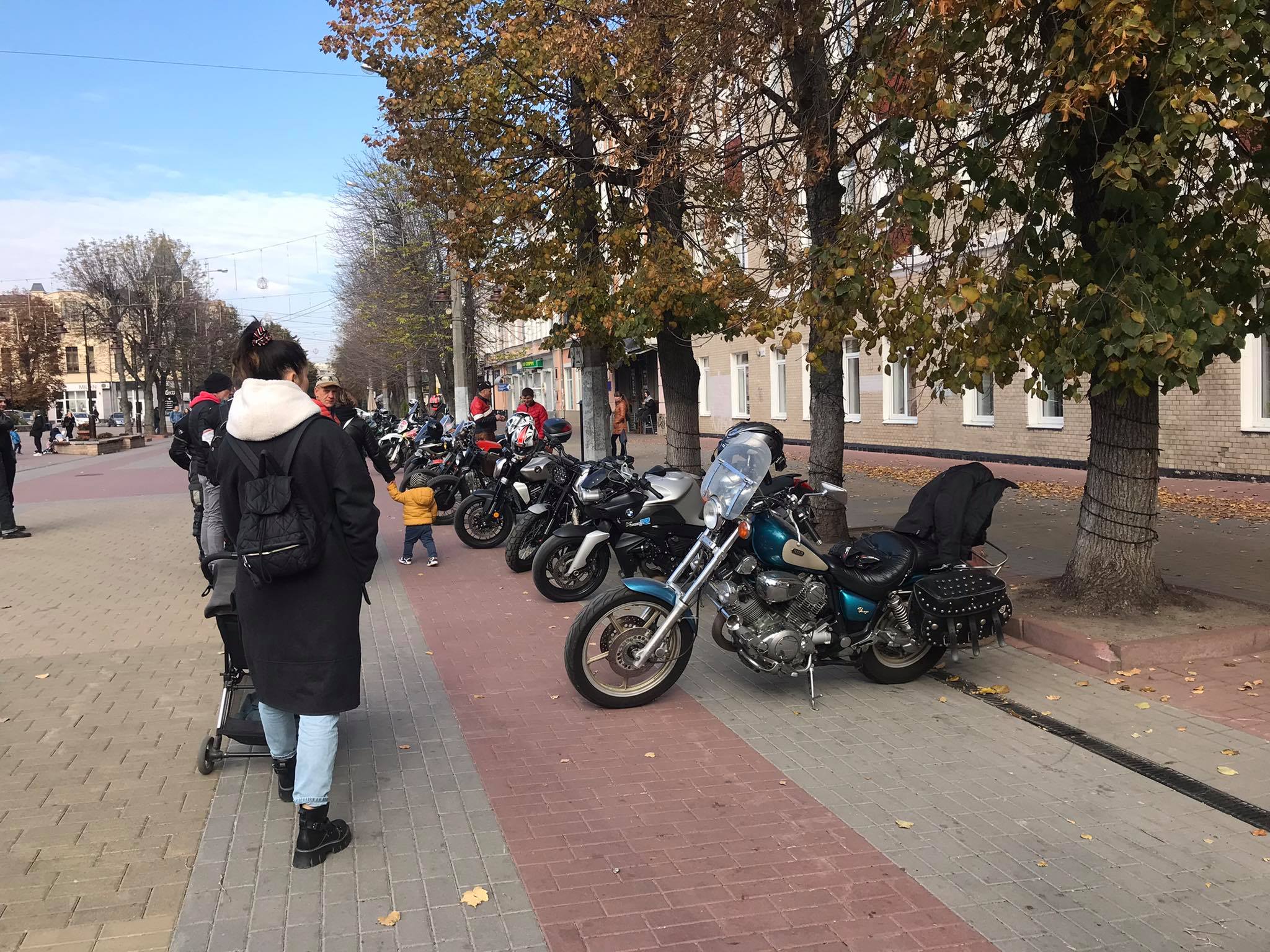 Новини Хмельницького - фото з Слухали рок і катали перехожих. Репортаж з байкерської тусовки в центрі Хмельницького Нет описания.