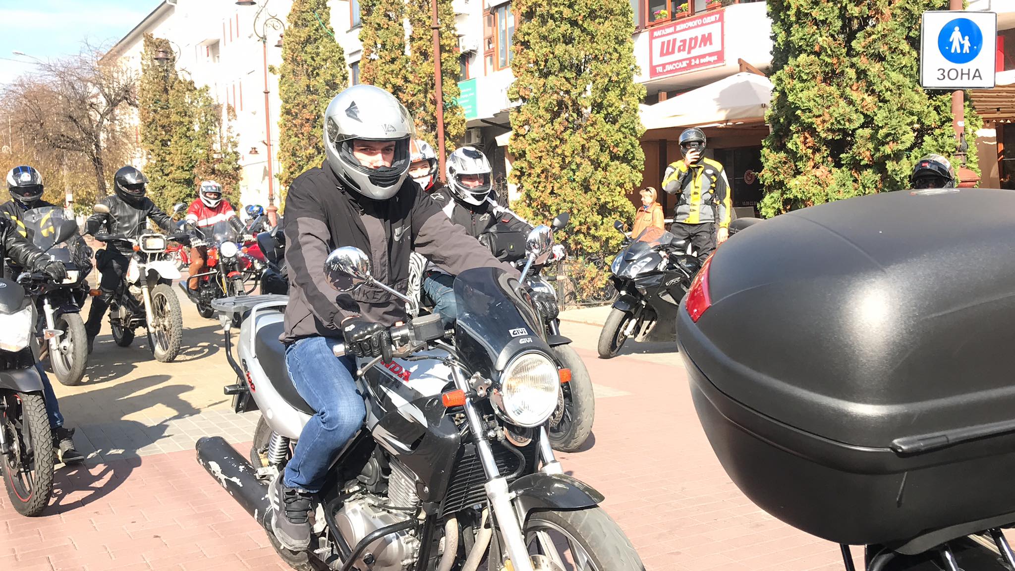 Новини Хмельницького - фото з Слухали рок і катали перехожих. Репортаж з байкерської тусовки в центрі Хмельницького Нет описания.