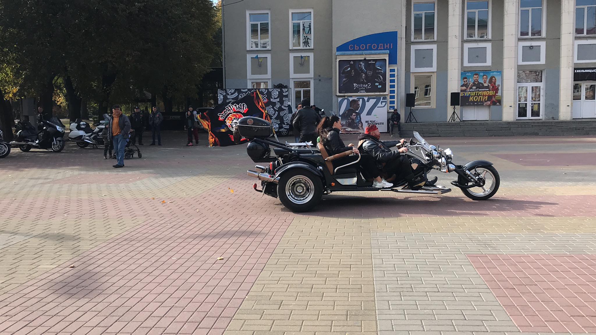 Новини Хмельницького - фото з Слухали рок і катали перехожих. Репортаж з байкерської тусовки в центрі Хмельницького Нет описания.