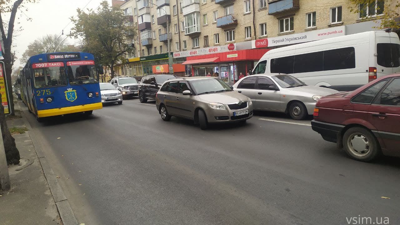 Новини Хмельницького - фото з ДТП зі «швидкою» біля філармонії: Кам’янецька стала у заторах (ФОТО)