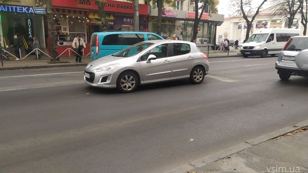 Новини Хмельницького - фото з ДТП зі «швидкою» біля філармонії: Кам’янецька стала у заторах (ФОТО)