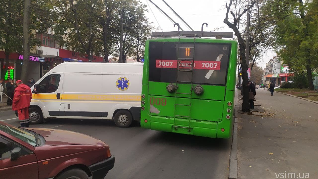 Новини Хмельницького - фото з ДТП зі «швидкою» біля філармонії: Кам’янецька стала у заторах (ФОТО)