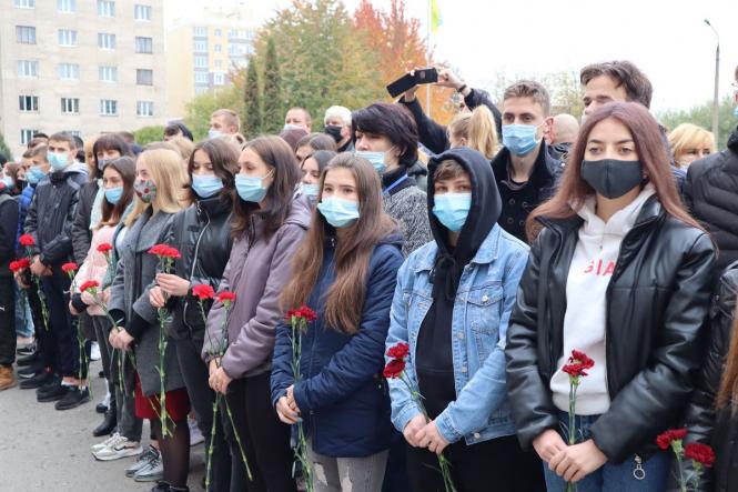 Новини Хмельницького - фото з На фасаді хмельницького ліцею відкрили пам’ятні дошки на честь Героїв