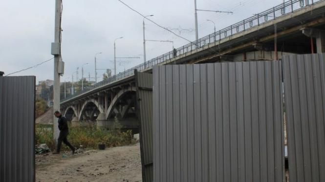 Новини Вінниці - фото з Важливе за 13 жовтня на 20minut.ua. Найцікавіші новини, які ви могли пропустити Поставили паркан і повісили риштування. Що відбувається під Київським мостом?