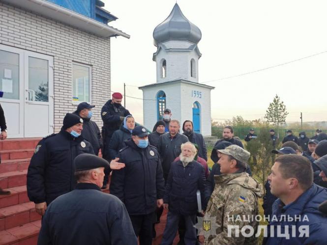 Новини Вінниці - фото з Не поділили церкву у селі Новоживотів. Поліція заспокоювала прихожан
