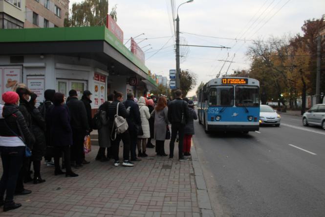Новини Вінниці - фото з Ніколи не було, і ось знову. Чому в транспорт пускають тільки через передні двері?
