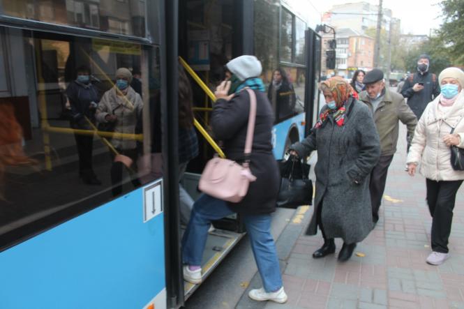 Новини Вінниці - фото з Ніколи не було, і ось знову. Чому в транспорт пускають тільки через передні двері?