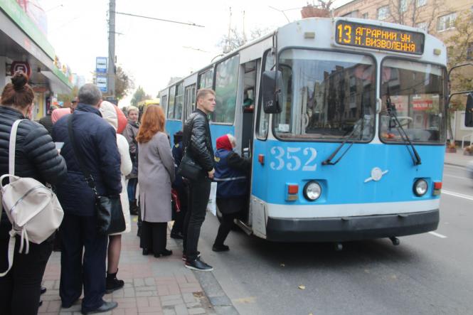 Новини Вінниці - фото з Ніколи не було, і ось знову. Чому в транспорт пускають тільки через передні двері?