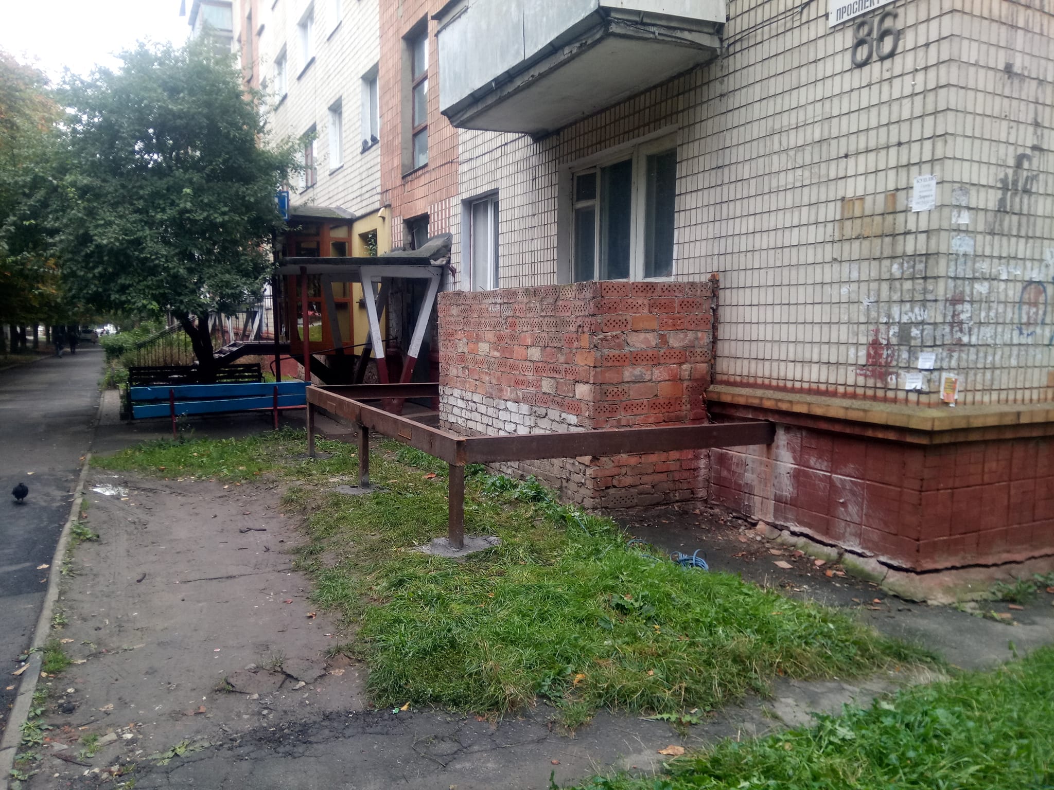 Новини Хмельницького - фото з На проспекті Миру власниця квартири незаконно почала добудову. Дізналися деталі На зображенні може бути: на відкритому повітрі та цегляна стіна