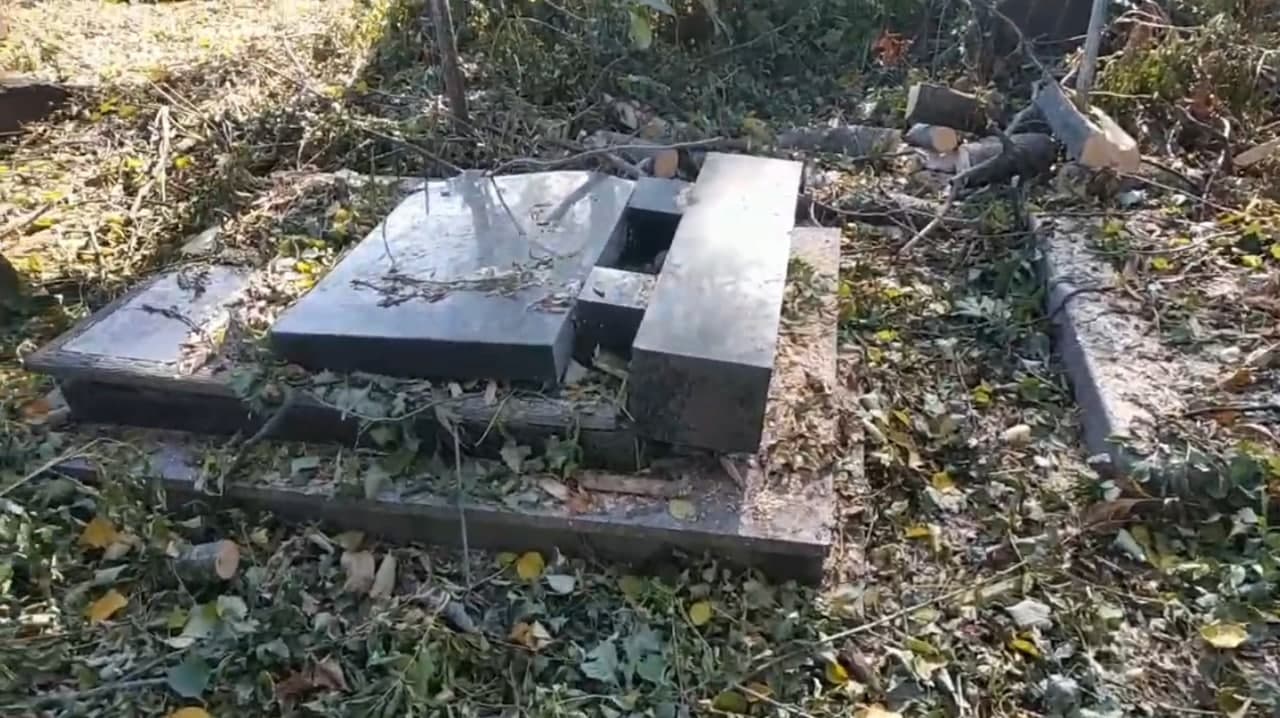 Новини Житомира - фото з Наруга над могилами, кінець історії «Панчішки», вартість проїзду зростає: що житомиряни обговорювали у мережі Facebook за тиждень