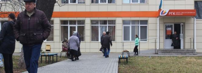 «Знущання з людей і сором для міста». Чому не зникають черги під вінницькою газконторою