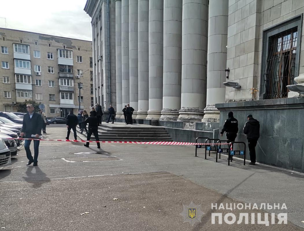 Новини Житомира - фото з У Житомирі замінували суд: триває евакуація людей і перевірка