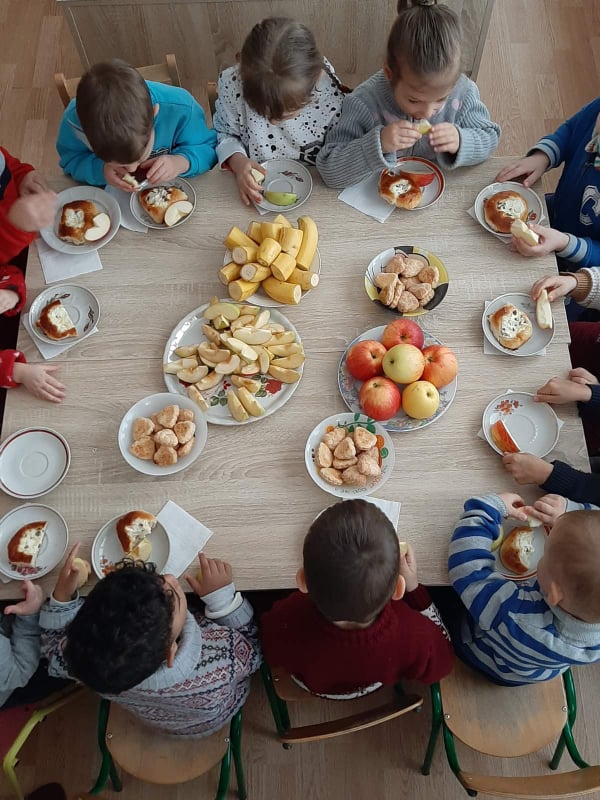 Новини Тернополя - фото з Малюки у тернопільському дитбудинку смакують фруктами, які їм передали читачі «20 хвилин»: фото дня Немає опису.