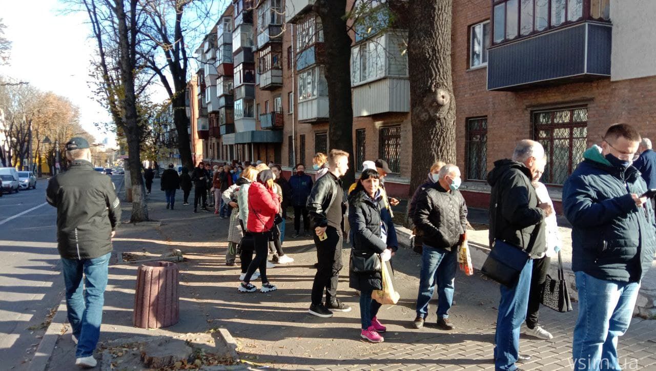 Новини Хмельницького - фото з Величезна черга та десятки людей: хмельничани масово прийшли щеплюватися у Центр вакцинації (ФОТО)