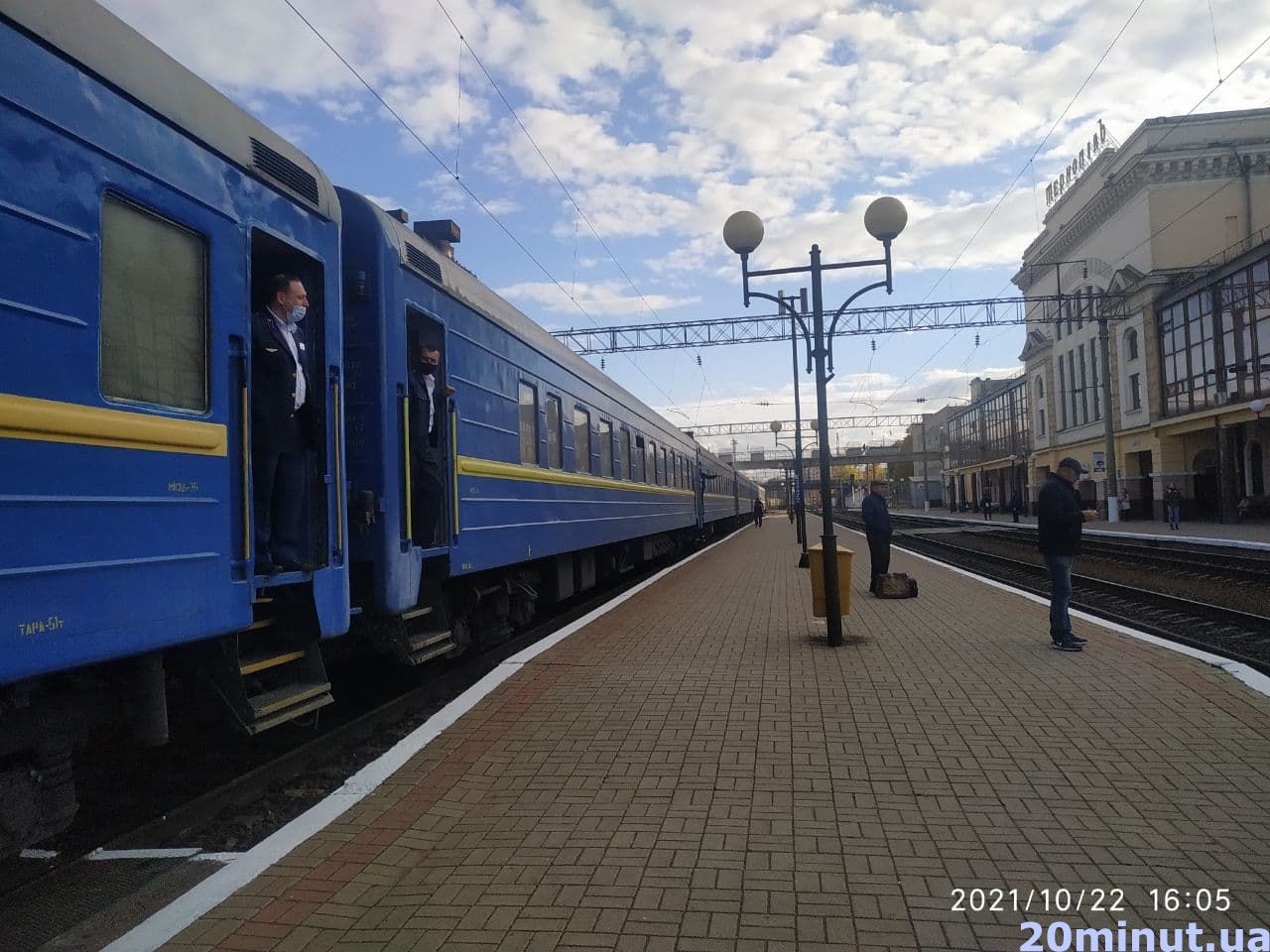 Новини Тернополя - фото з Вакцинувалася, щоб поїхати додому: ми перевірили, як працюють нові правила перевезень на вокзалах Тернополя
