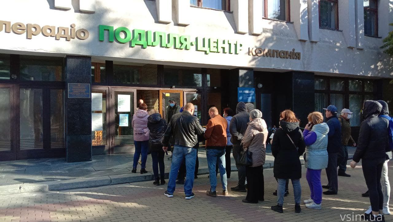 Новини Хмельницького - фото з Величезна черга та десятки людей: хмельничани масово прийшли щеплюватися у Центр вакцинації (ФОТО)