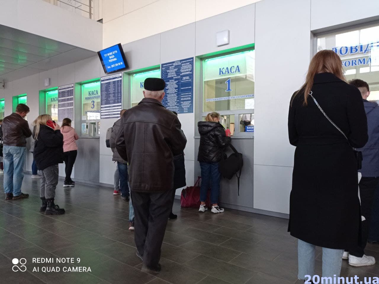Новини Тернополя - фото з Вакцинувалася, щоб поїхати додому: ми перевірили, як працюють нові правила перевезень на вокзалах Тернополя