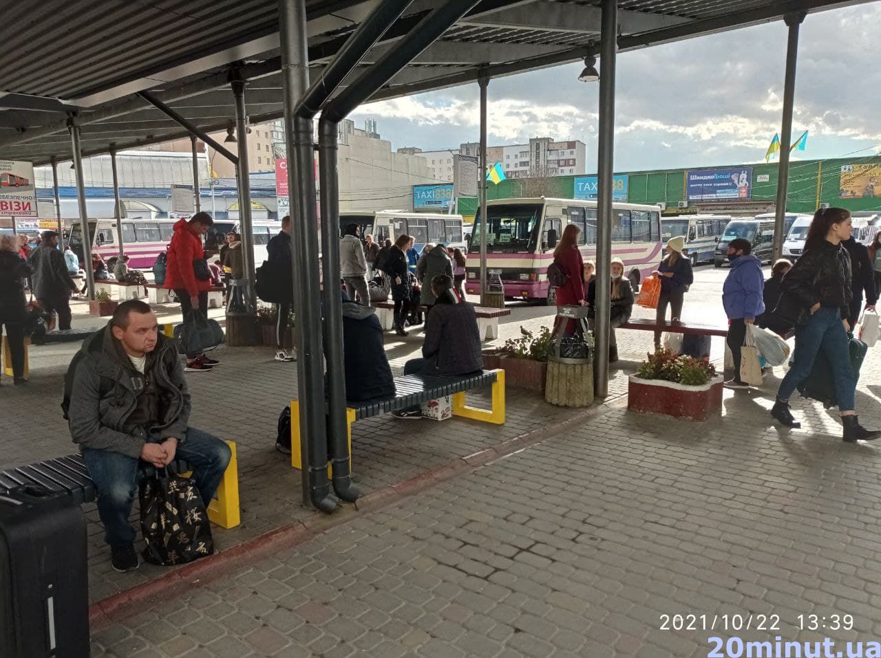 Новини Тернополя - фото з Вакцинувалася, щоб поїхати додому: ми перевірили, як працюють нові правила перевезень на вокзалах Тернополя