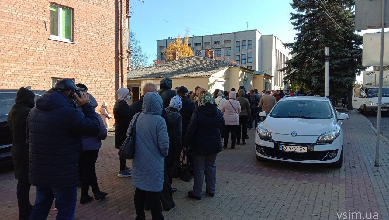 Новини Хмельницького - фото з Величезна черга та десятки людей: хмельничани масово прийшли щеплюватися у Центр вакцинації (ФОТО)