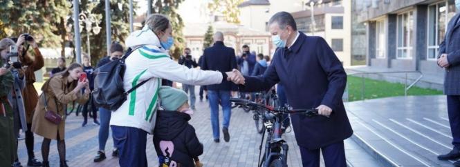 Новини Вінниці - фото з Важливе за тиждень. ТОП новин від 18 по 25 жовтня, які ви могли пропустити «Вакцинувався, а ще й бонус вручили». Що подарували за укол від ковіду і скільки коштують призи
