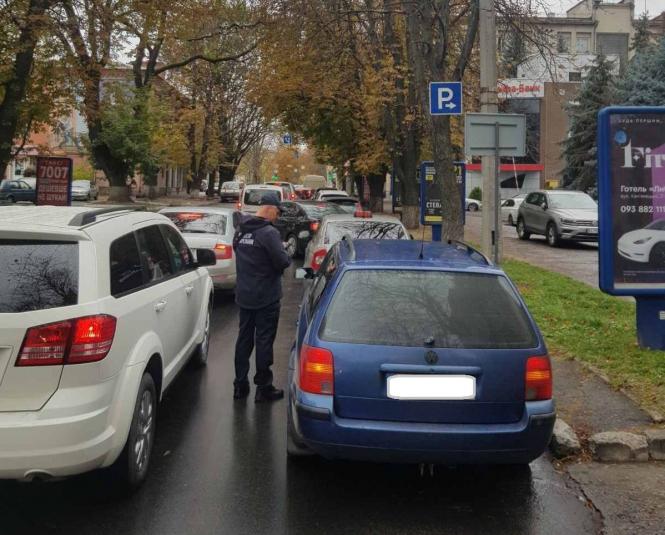 Новини Хмельницького - фото з Інспектори з паркування у Хмельницькому: скільки  вже постанов винесли порушникам