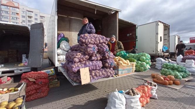 Картопля по 5 гривень, айва за 20. Скільки коштують сезонні продукти на ярмарку