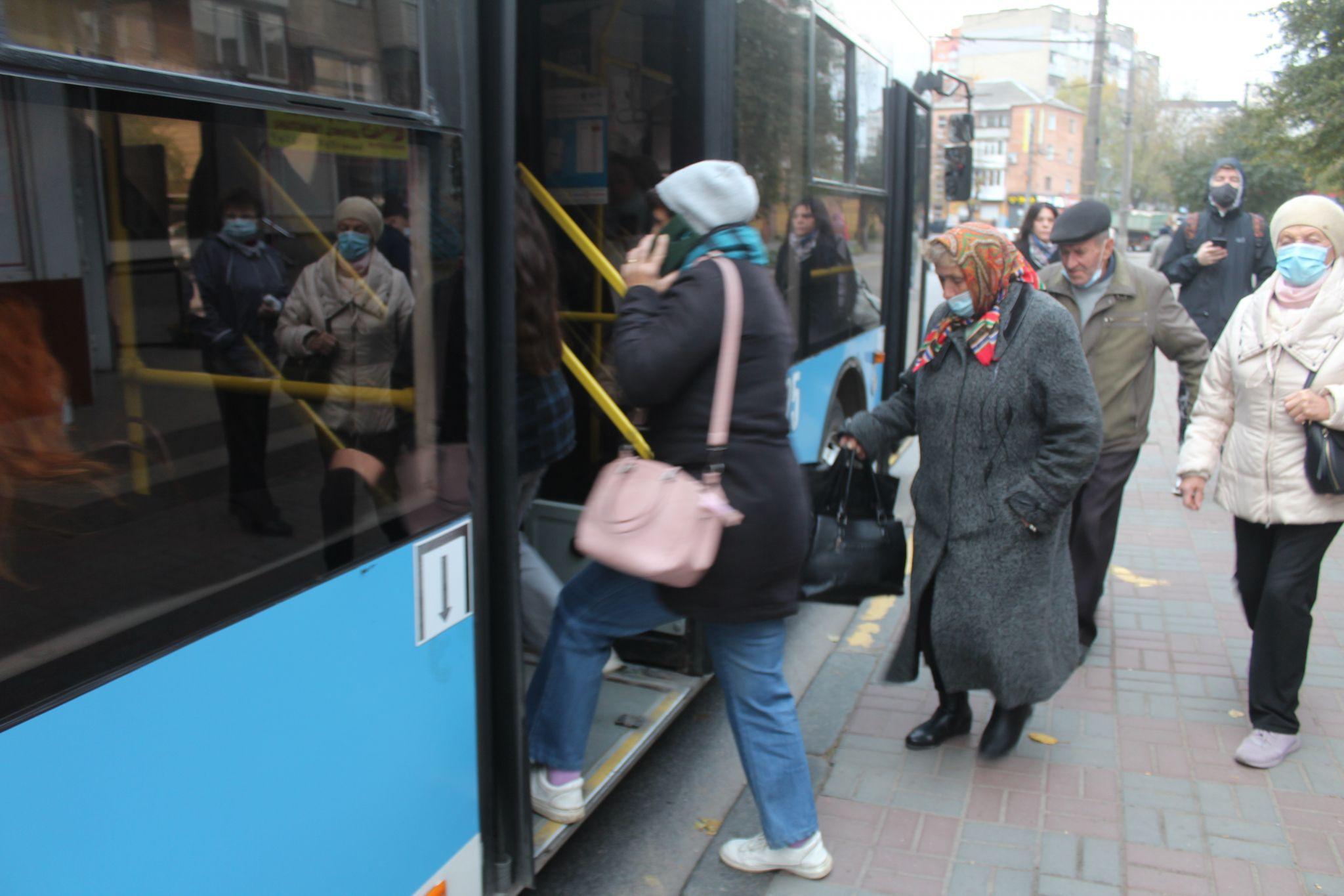 Новини Вінниці - фото з «На маршрути випустили все, що є». Як прибрати черги з вінницьких зупинок