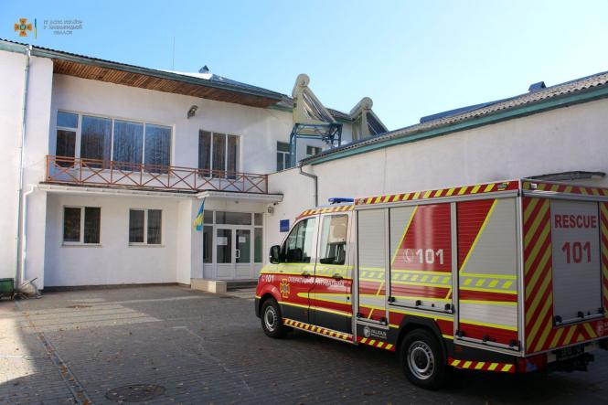 Новини Хмельницького - фото з У хмельницькому дитбудинку рятували хлопчика, який застряг пальцем у цоколі від лампи