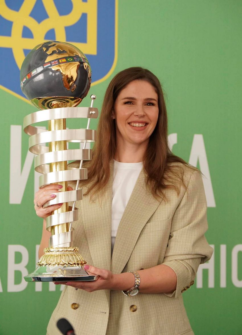 Новини Вінниці - фото з «Цей день настав». Чемпіонка світу з візажу вінничанка Ірина Чефранова отримала кубок з Парижу