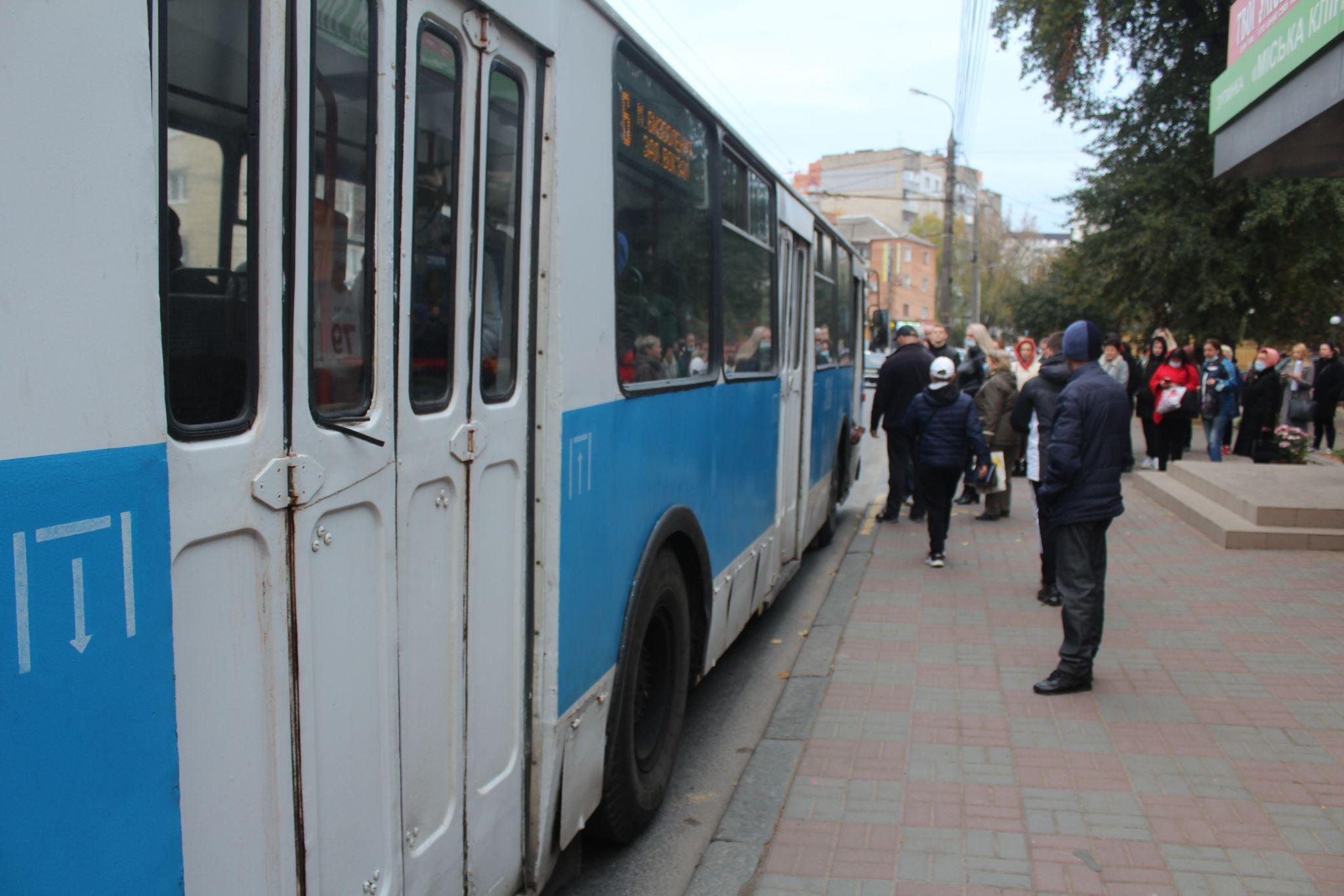 Новини Вінниці - фото з «На маршрути випустили все, що є». Як прибрати черги з вінницьких зупинок