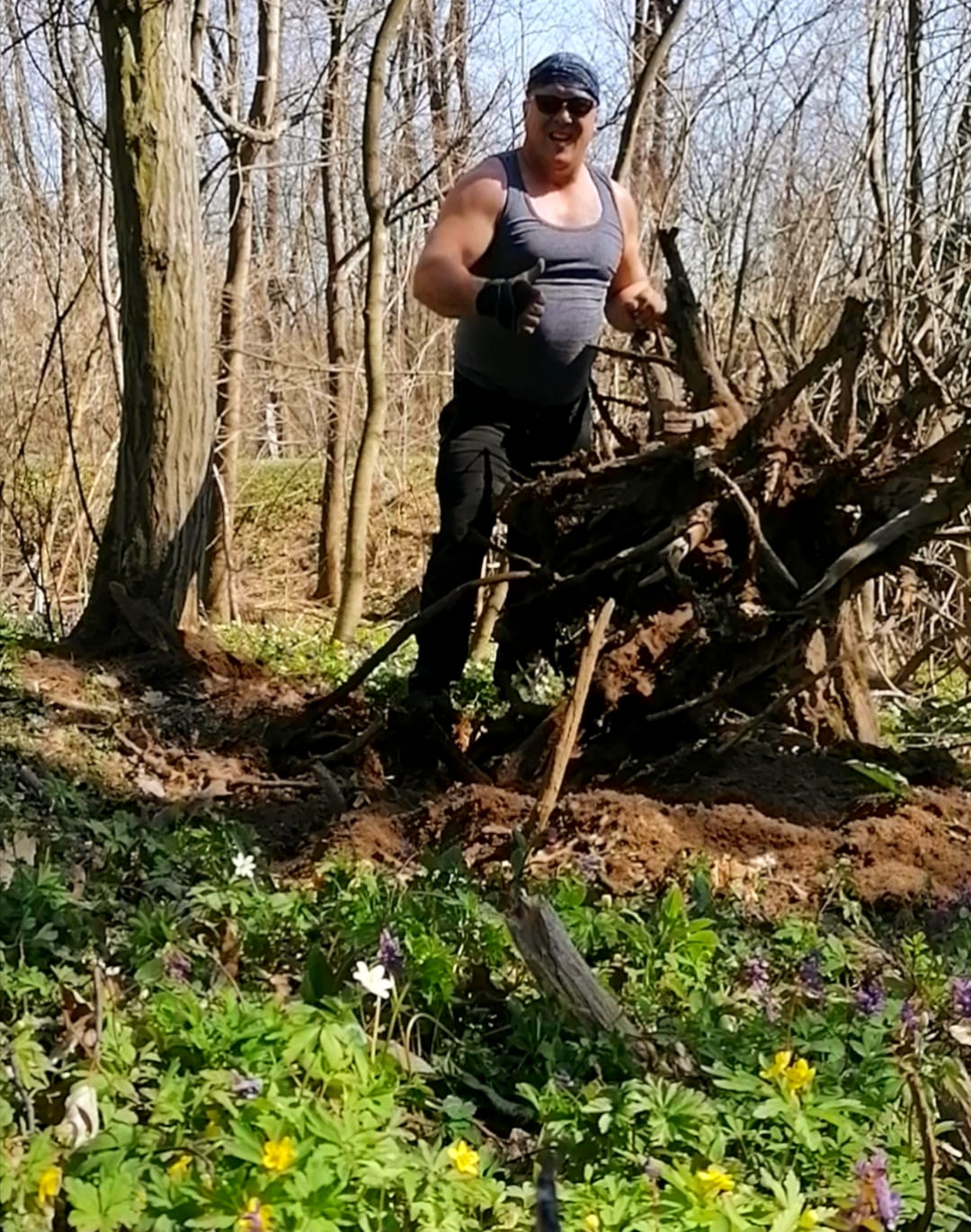 На зображенні може бути: 2 людини, природа та дерево