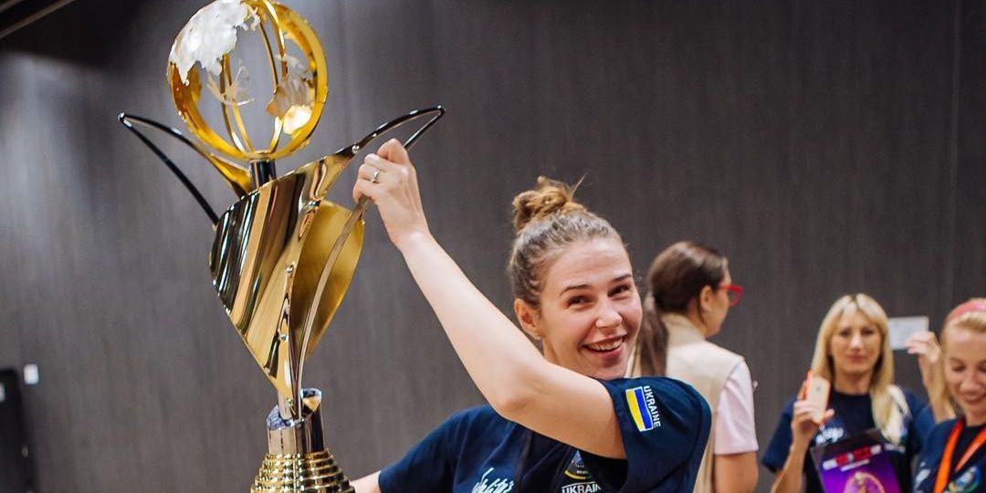 Новини Вінниці - фото з «Цей день настав». Чемпіонка світу з візажу вінничанка Ірина Чефранова отримала кубок з Парижу