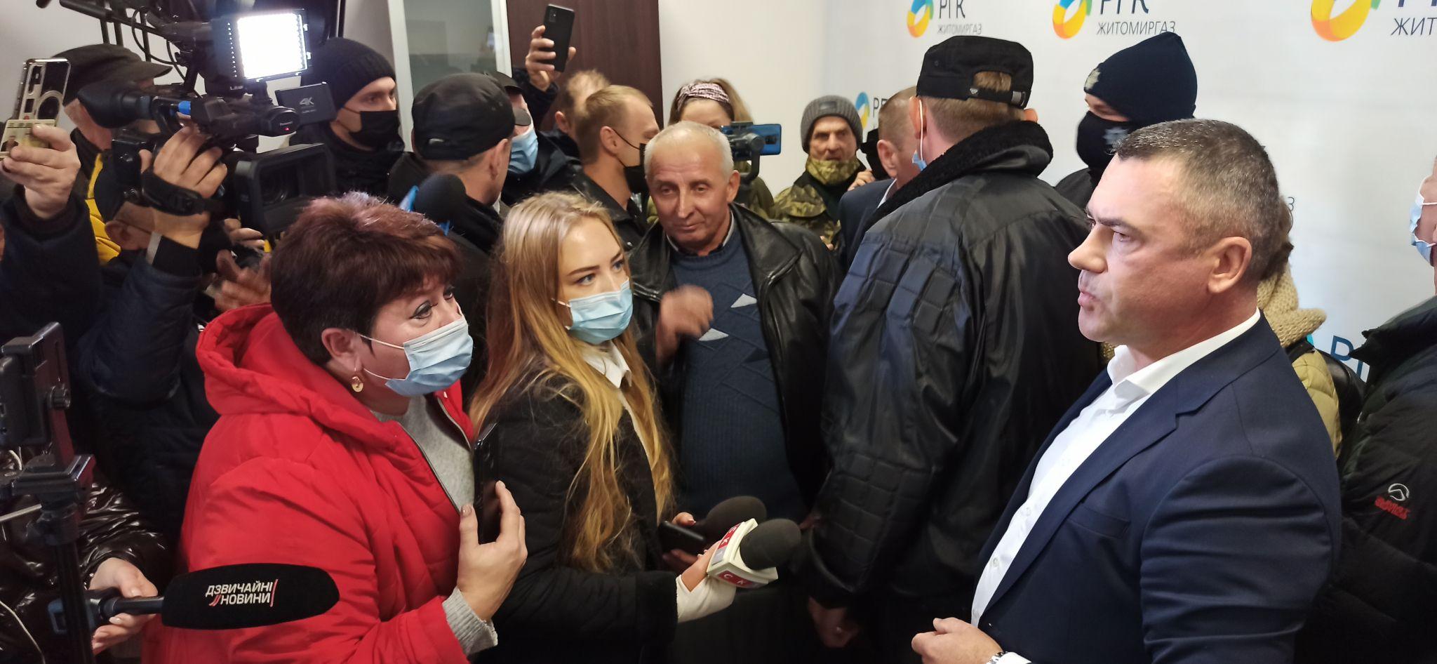 Новини Житомира - фото з Вибиті двері, бійка, громадські обговорення без людей: у Житомирі протестували проти свавілля Житомиргазу