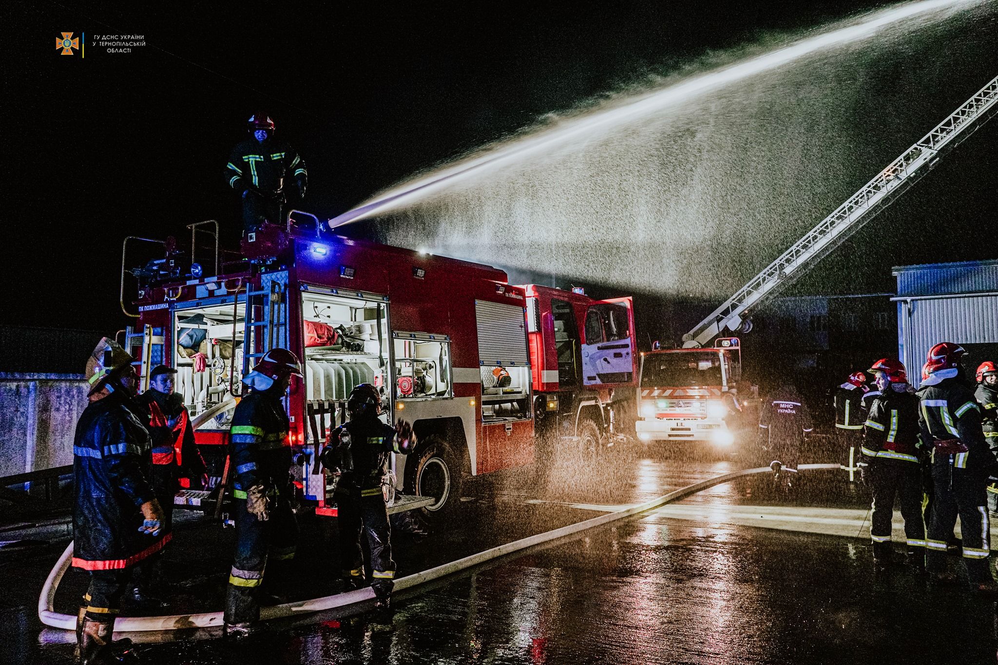 Новини Тернополя - фото з Масштабну пожежу біля Тернополя ліквідовували майже сім годин (ФОТО. ВІДЕО)