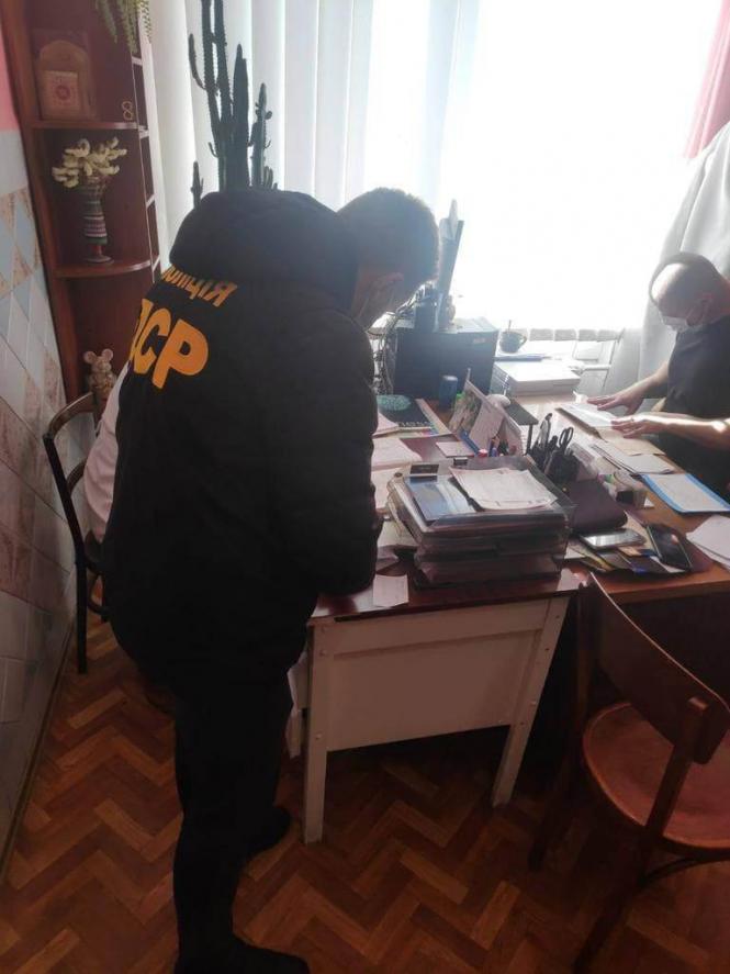 Новини Хмельницького - фото з 5 тисяч за послугу. На Хмельниччині травматолог “торгував” Covid-сертифікатами