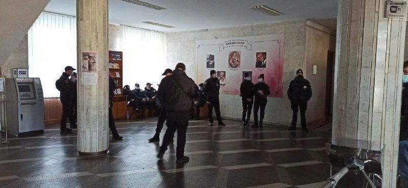 Новини Житомира - фото з В облраді на комісії заслухали керівника "Житомиргазу": приміщення охороняла поліція