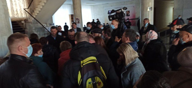 Новини Житомира - фото з В облраді на комісії заслухали керівника "Житомиргазу": приміщення охороняла поліція