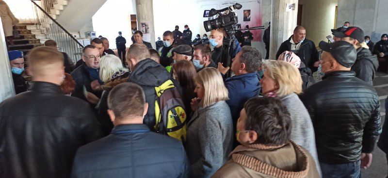 Новини Житомира - фото з В облраді на комісії заслухали керівника "Житомиргазу": приміщення охороняла поліція