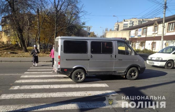 Новини Вінниці - фото з ДТП на зебрі. Водій на мікроавтобусі збив 16-річного вінничанина