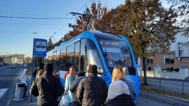 Новини Вінниці - фото з Важливе за 27 жовтня на 20minut.ua. Найцікавіші новини,  які ви могли пропустити «Скупчення людей на вході та виході»: чи змінили у Вінниці правила проїзду в транспорті
