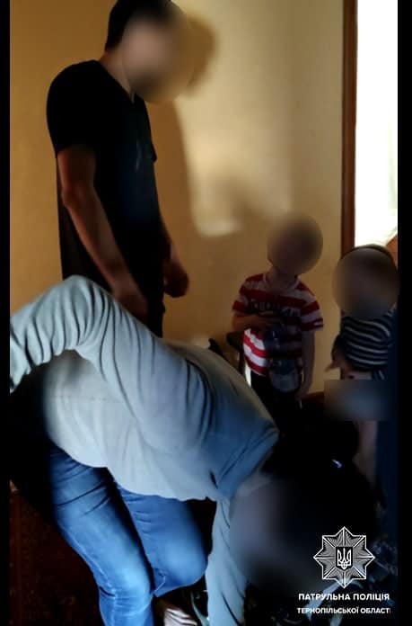 Новини Тернополя - фото з Діти голодні, а батьки п'яні: на Київській врятували двох хлопчиків