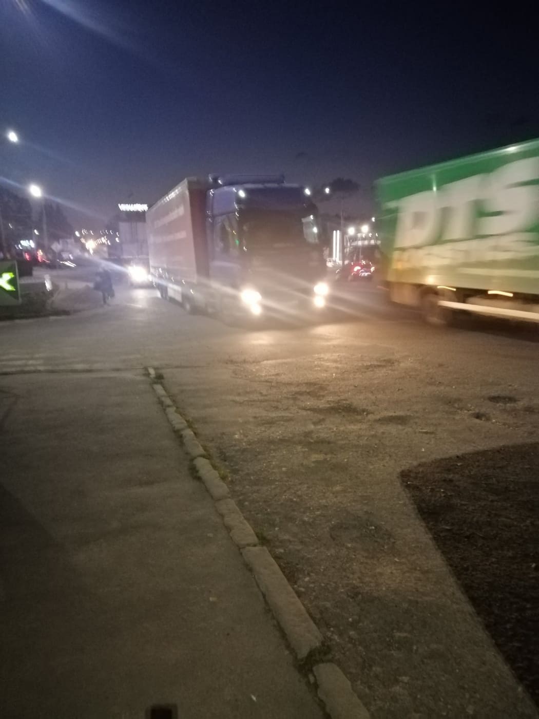 Новини Тернополя - фото з Страшно дорогу перейти! Люди вимагають зробити безпечну автобусну зупинку, інакше діятимуть радикально Немає опису.