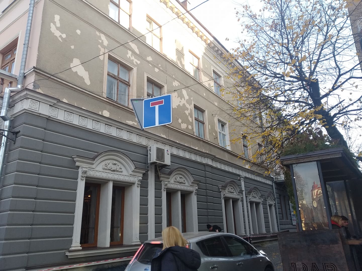 Новини Тернополя - фото з Обшарпана штукатурка та аварійні балкони: 15 фото, які показують міські контрасти. Хто ремонтуватиме? Немає опису.
