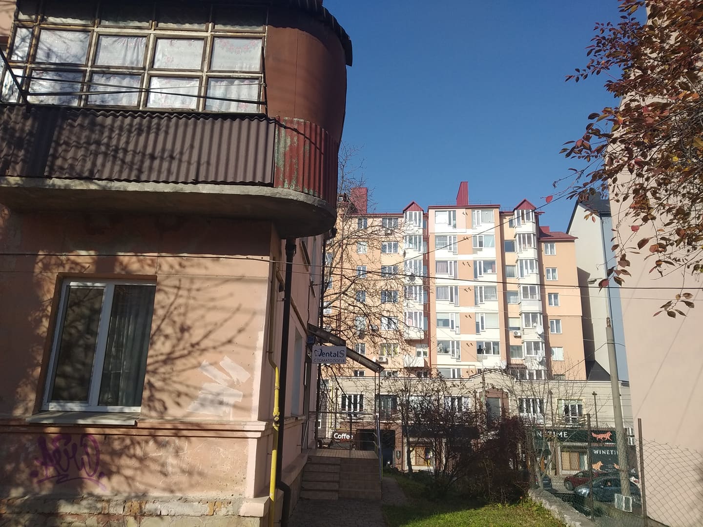 Новини Тернополя - фото з Обшарпана штукатурка та аварійні балкони: 15 фото, які показують міські контрасти. Хто ремонтуватиме? Немає опису.