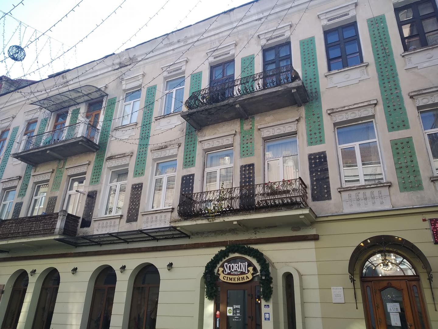 Новини Тернополя - фото з Обшарпана штукатурка та аварійні балкони: 15 фото, які показують міські контрасти. Хто ремонтуватиме? Немає опису.