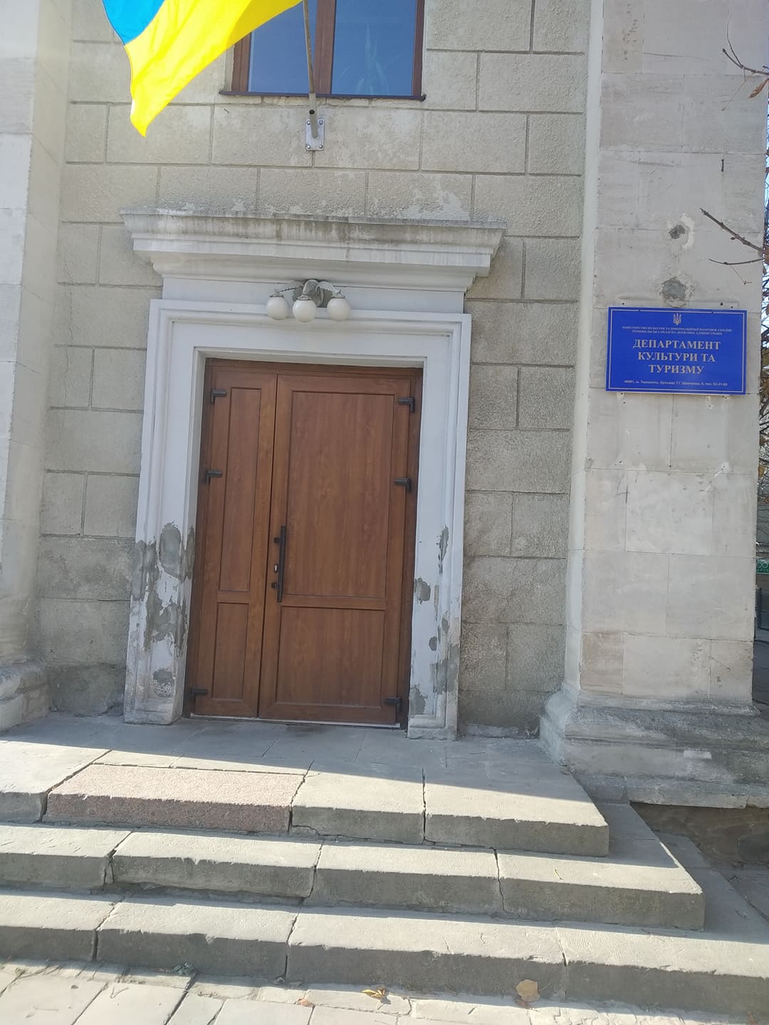 Новини Тернополя - фото з Обшарпана штукатурка та аварійні балкони: 15 фото, які показують міські контрасти. Хто ремонтуватиме? Немає опису.