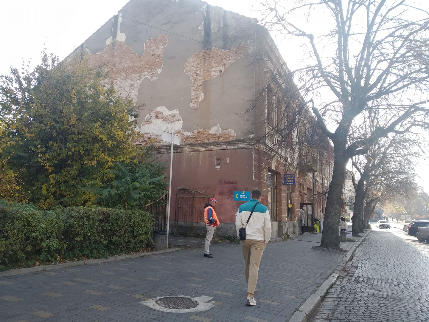 Новини Тернополя - фото з Обшарпана штукатурка та аварійні балкони: 15 фото, які показують міські контрасти. Хто ремонтуватиме? Немає опису.